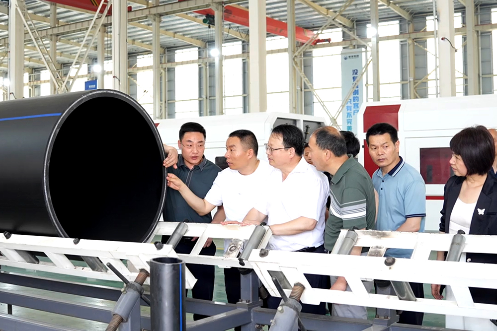 縣人大常委會(huì)副主任楊翠萍帶領(lǐng)阜南一中、三中教學(xué)骨干蒞臨豪家股份考察交流